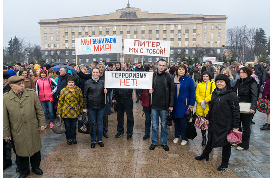 Жители города почтили минутой молчания память погибших во время теракта в Санкт-Петербурге