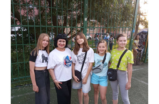 «Поем всем двором»