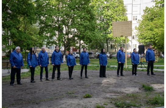 «Поем всем двором»