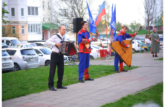 Поём всем двором