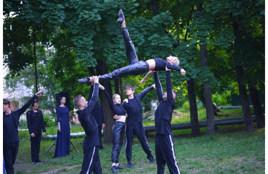 Поём двором