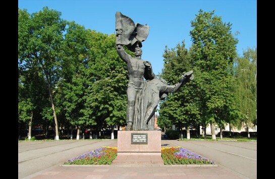 Митинг у памятника героям-комсомольцам